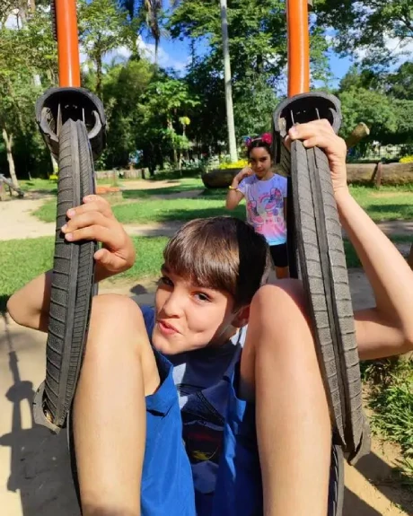 Criança com autismo (TEA) em terapia individualizada — Clínica Morumbi, no Morumbi