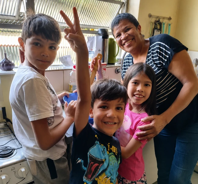 Crianças com TEA (Transtorno do Espectro Autista) em cuidado individual acolhedor na Clínica Morumbi